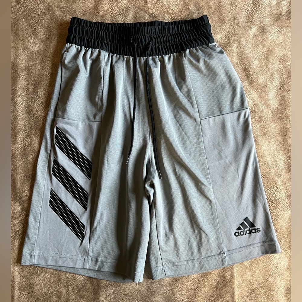 Adidas Basketball Club Men’s Grey/Black Athletic Performance Shorts Size Small